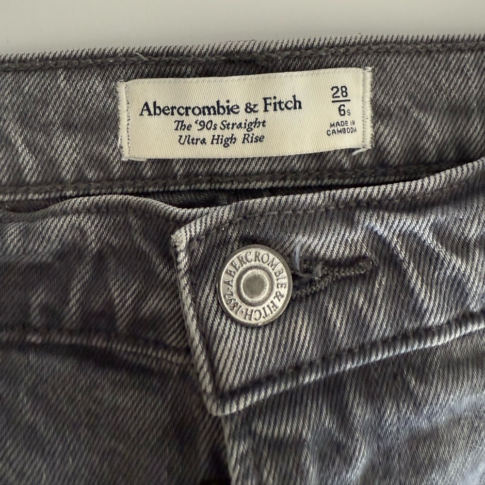 Abercrombie Grey 90s Ultra High Rise Straight Jeans